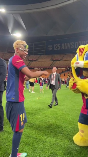 嗨起来！亚马尔戴着墨镜，与巴萨吉祥物一起舞动