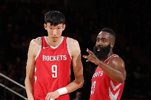 火箭上次50胜都有谁？灯泡无缘西决 周琦哈滕命运迥异 4人来中国