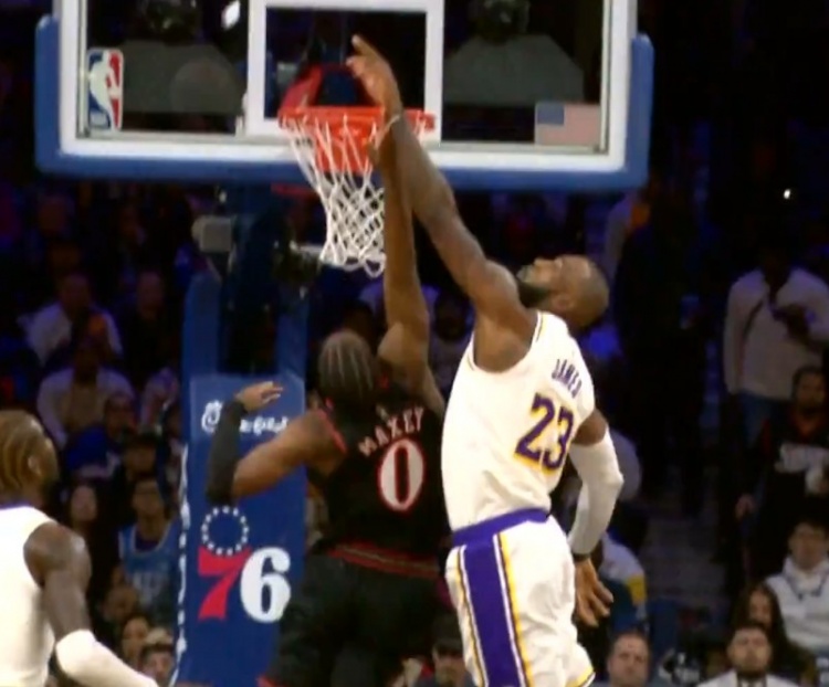 开云-一防一传！詹姆斯大帽马克西直接抓球反击 助飞八村空接打停76人