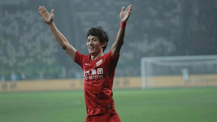 开云app是干嘛的-36 岁 “老黄忠” 王燊超再战一年，“带刀侍卫”靠啥关键时刻总能进球？